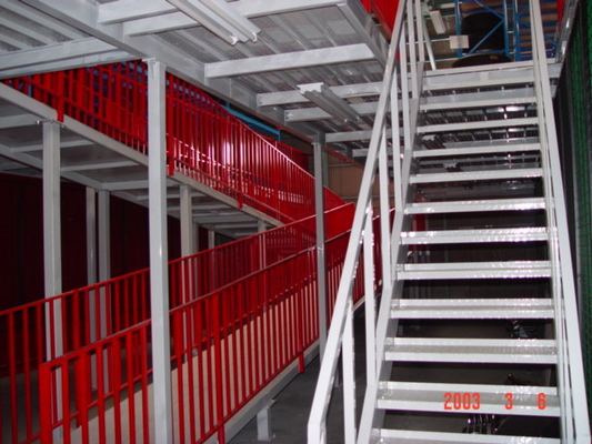 Puerta de seguridad Sistema de estanterías de piso de mezzanine Tercera planta para el proyecto Toyota Car
