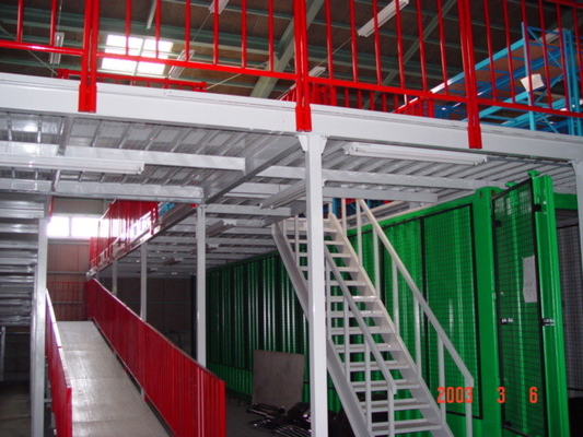 Puerta de seguridad Sistema de estanterías de piso de mezzanine Tercera planta para el proyecto Toyota Car