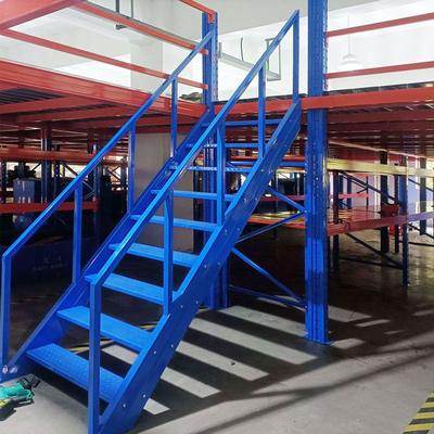 Estantes para almacenamiento en el almacén
