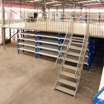 Estantes para almacenamiento en el almacén