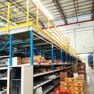 Estantes para almacenamiento en el almacén